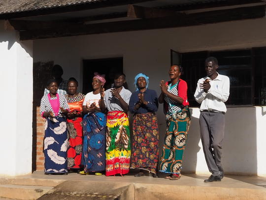 Greetings from members of the Mkombezi CSB in Malawi. Photo: Viviana Meixner / FNI